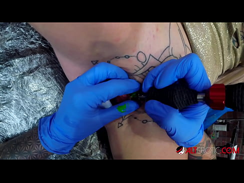 ❤️ Ekstremt tatoveret hottie Sully Savage fik en tatovering på sin klitoris ❌ Hård porno at da.com-porn-kai.ru